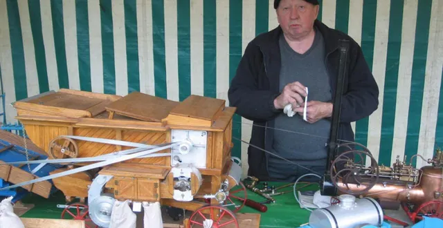 photo  xavier hoorelbeke présentera son matériel agricole miniature.  &copy;  ouest-france 