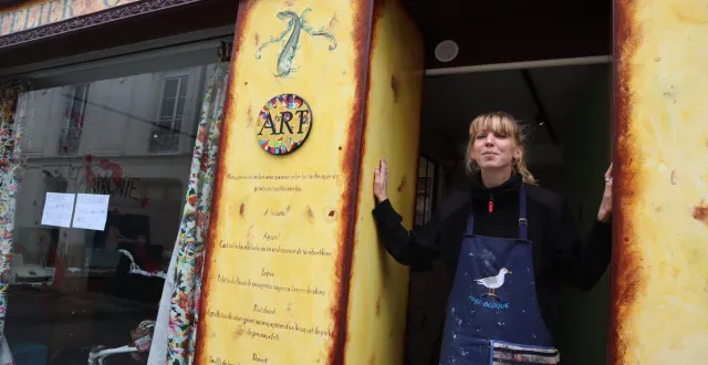 photo  après des mois d’intense travail, juliette goldé, artiste peintre, vient de rouvrir à la visite l’atelier galerie d’art qui porte son nom, un bel espace créé en 2021 dans l’ancienne cordonnerie d’andré reliat, au 36, rue saint-maurille. elle offre sa vision d’un monde onirique, plein de joyeuse poésie.  &copy;  co 
