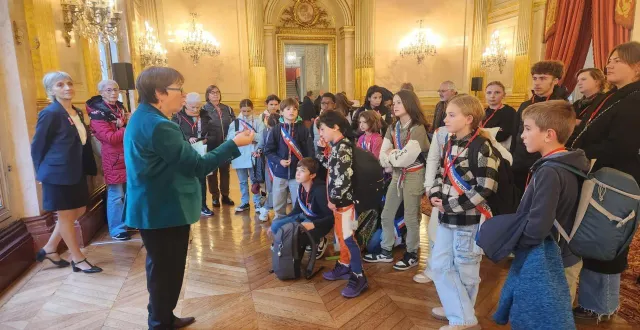 photo  accompagnés de quelques élus, les enfants du conseil municipal des jeunes ont pu découvrir, jeudi 23 octobre, le cœur de la démocratie française. le matin, le groupe a été reçu par la députée marietta karamanli pour visiter l’hémicycle et les couloirs historiques. « les enfants ont eu l’occasion d’assister en direct au vote sur le consentement, ça a été le moment fort de la journée », témoigne claudette simon, adjointe au maire en charge des affaires scolaires. l’après-midi a été consacrée à la découverte du musée des invalides.  &copy;  mairie de changé 