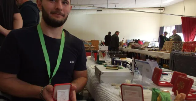 photo  damien devant une partie de ses pièces de 2 € d’exception.  &copy;  ouest-france 