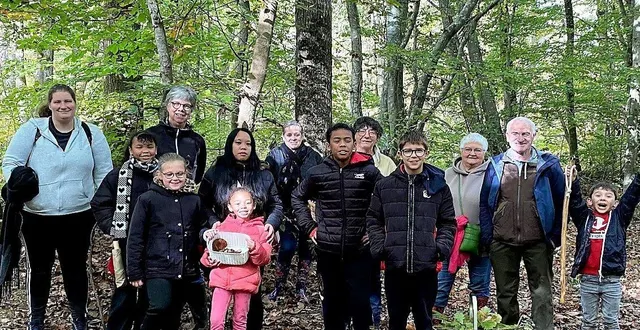 photo  la sortie en forêt a été fructueuse pour ce groupe familial : les paniers sont remplis de cèpes.  &copy;  maison des habitants 