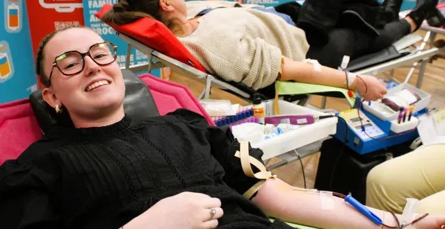 photo  célia richard, 18 ans, a donné son sang pour la première fois à mamers, aux côtés de sa mère.  &copy;  le maine libre 