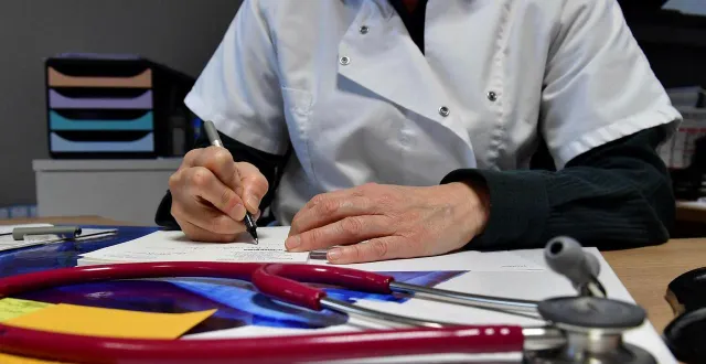 photo  une élue de la sarthe soupçonne certains médecins d’être « des chasseurs de prime », profitant des diverses aides proposées dans le cadre de la lutte contre la désertification médicale.  &copy;  illustration le maine libre 