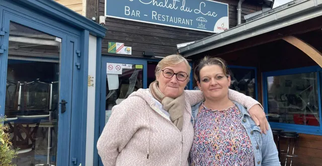 photo  katia, gérante du chalet du lac à tuffé, passe la main à nathalie, jusqu’ici commise de cuisine.  &copy;  le maine libre 