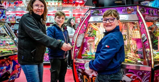 photo  lydia et ses deux petits-enfants n’hésitent pas à se faire plaisir à la fête foraine.  &copy;  le maine libre - yvon loué 