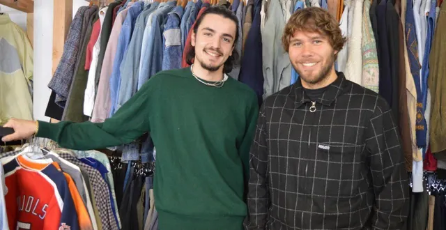 photo  la friperie qaz de jules maillet (à gauche) et quentin ménard fermera à la fin du mois de novembre.  &copy;  photo remise 