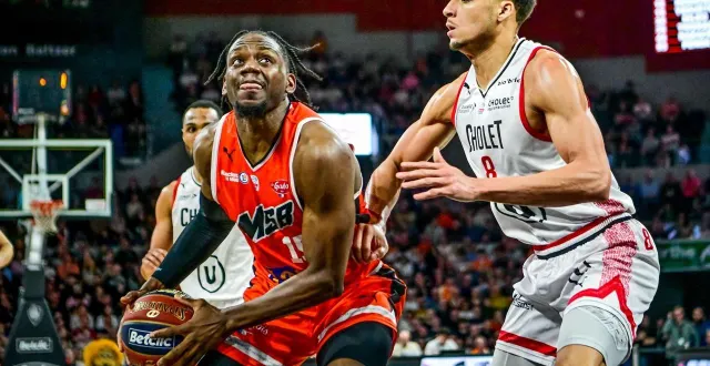 photo  le msb de wilfried yeguete va défier le cholet de jamuni mcneace à la meilleraie.  &copy;  archives photo le maine libre - yvon loué 