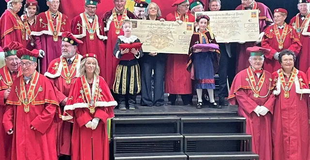 photo  deux chèques ont été remis par la confrérie des anysetiers : un de 5 000 € à magie à l’hôpital, un de 1 500 € à beelinked, lors du 65e chapitre magistral.  &copy;  le maine libre 