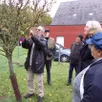 photo  jean-pierre gautier et serge vallet ont donné des conseils pour entretenir les arbres fruitiers, au jardin partagé du gué-perray. 