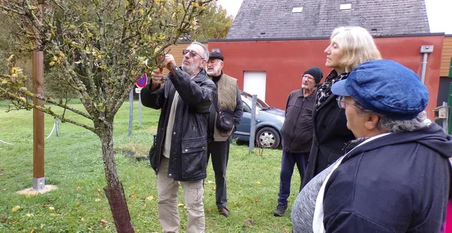 photo  jean-pierre gautier et serge vallet ont donné des conseils pour entretenir les arbres fruitiers, au jardin partagé du gué-perray.  &copy;  le maine libre 