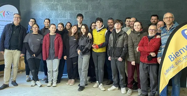 photo  les jeunes et leurs encadrants, à l’issue du chantier.   &copy;  le maine libre 