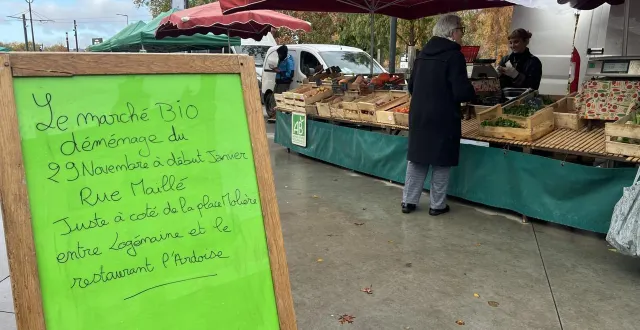 photo  le marché bio de la place molière, à angers, ce samedi 1er novembre 2025.  &copy;  ouest-france 