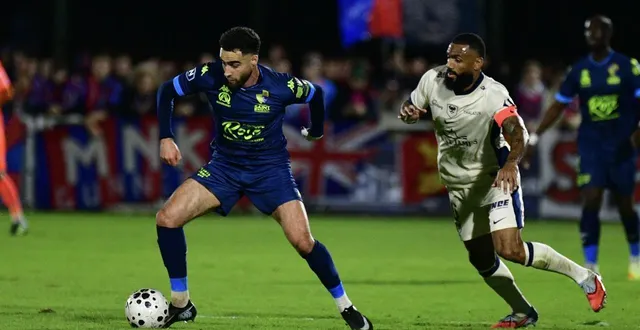 photo  yann m’vila (ici à droite) a égalisé pour le sm caen en fin de rencontre, vendredi 31 octobre face à saint-brieuc.  &copy;  philippe kermoal 