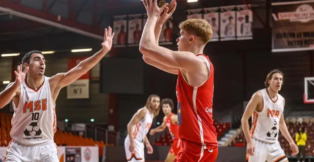 photo  julien wilamowski et les choletais confortent leur statut de leaders.  &copy;  ouest-france 