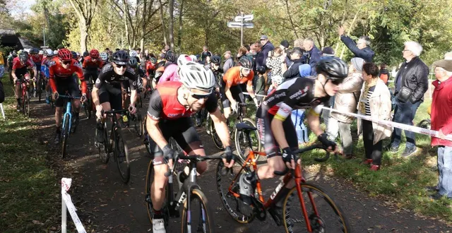 photo  ce samedi 1er novembre 2025, environ 150 coureurs de tous âges ont participé aux différentes épreuves de cyclo-cross organisées pour la première fois dans le parc du gué-de-maulny, au mans. ici, le départ de la course seniors.  &copy;  ouest-france 