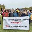 photo une vingtaine de personnes se sont réunies ce samedi matin pour contester le projet de création d’une zone d’activité logistique près du hameau des cohernières, à connerré.