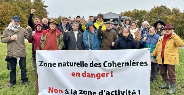 photo  une vingtaine de personnes se sont réunies ce samedi matin pour contester le projet de création d’une zone d’activité logistique près du hameau des cohernières, à connerré.  &copy;  le maine libre 