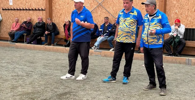 photo  cholet, boulodrome, samedi 1er novembre 2025. christian fazzino (à droite) et sa célèbre casquette lors d’un match de son équipe d’arlanc contre tours.  &copy;  co - yves boiteau 