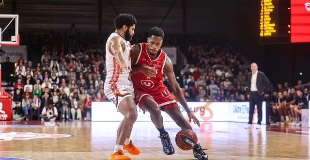 photo  gros duel entre gérald ayayi et trevor hudgins.  &copy;  ouest-france 