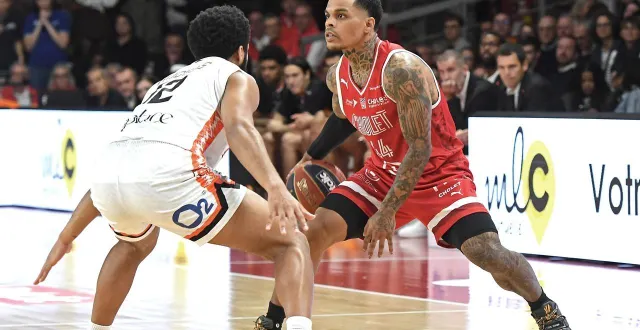 photo  le meneur choletais tj campbell n’a pas réussi à prendre le meilleur sur on vis-à-vis manceau trevor hudgins.  &copy;  photo co - etienne lizambard 