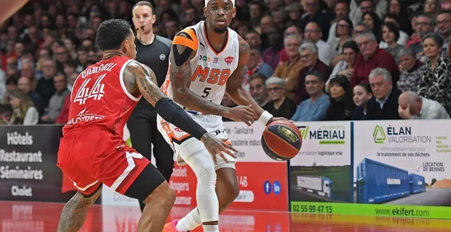 photo  bogues et le msb s’imposent de nouveau sur le parquet de cholet.  &copy;  photo courrier de l’ouest - etienne lizambard 