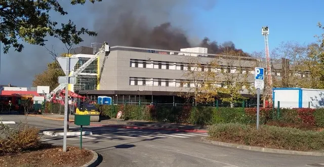 photo  vendredi 31 octobre, un incendie s’est déclenché sur le toit d’un immeuble du collège saint-exupéry de chalonnes-sur-loire (maine-et-loire). des travaux étaient en cours dans ce bâtiment. il n’y a pas de blessé.  &copy;  archives ouest-france 