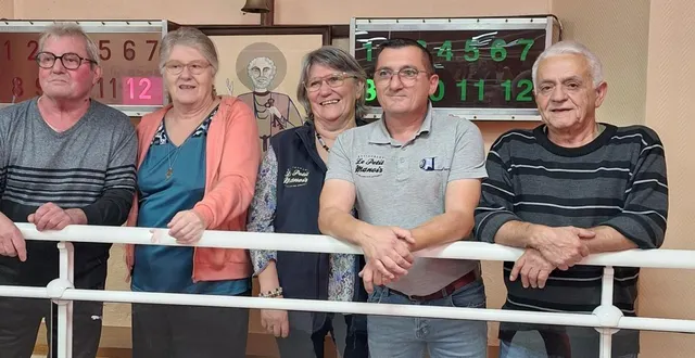 photo  samedi 11 octobre a eu lieu la finale d’un sociétaire et d’un invité. thierry macé et michael lebougre (son invité) l’ont emporté devant josianne macé et josianne gaurion (son invitée) sur le score de 12 à 8 après une belle partie. sur la photo de gauche a droite : yannick chataigner, responsable des jeux, josianne macé, josianne gaurion les finalistes, michael lebougre, (thierry macé absent sur la photo) vainqueur, et christian crosnier président.  &copy;  cercle saint-pierre 