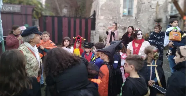 photo  dany la fripouille détient le coffre d’un marinier sur le chantier des chalandoux, une halte pour le p’tit train d’halloween qui a réuni petits et grands, dans de beaux déguisements.  &copy;  co 