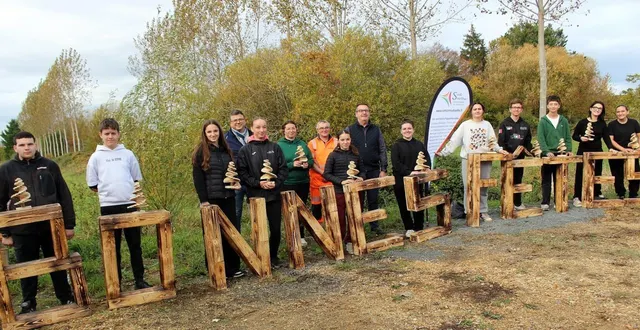 photo  les jeunes étaient encadrés pour ce chantier argent de poche à mayet par brigitte landrieau, agent technique à mayet et mégane lucas,animatrice info jeunes au centre social equip’âges.  &copy;  le maine libre 