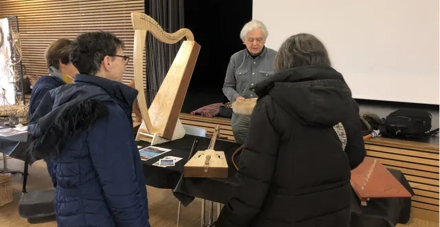 photo  bernard poulelaouen, fondateur du centre du patrimoine de la facture instrumentale, a échangé avec les visiteurs.  &copy;  le maine libre 