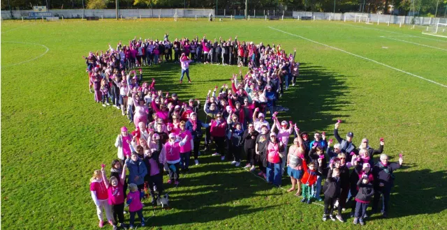 photo  un joli ruban rose s’est formé sur le stade.  &copy;  lucie bruneau 
