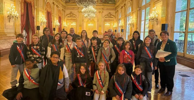 photo  les jeunes élus de changé ont découvert l’assemblée nationale.  &copy;  le maine libre 
