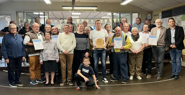 photo  dimanche 12 octobre, s’est déroulée à la société l’union comète de beaufort-en-anjou, la grande finale du challenge anne-laure blin. ce challenge a réuni 131 équipes. la grande finale de l’édition 2025 a opposé l’équipe composée d’yvan gilbert et jean-pierre guemard, à l’équipe de la zone de dominique leclert et patrick bouleau. l’équipe d’yvan gilbert et jean-pierre guemard a remporté la victoire sur le score de 12 à 9.  &copy;  document remis 