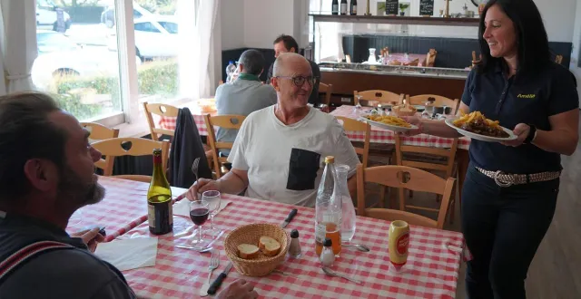 photo  « nos clients sont des ouvriers et des artisans du coin. » dans la salle, amélie fait le service. au total, 117 personnes seront servies ce midi-là.  &copy;  ouest-france 