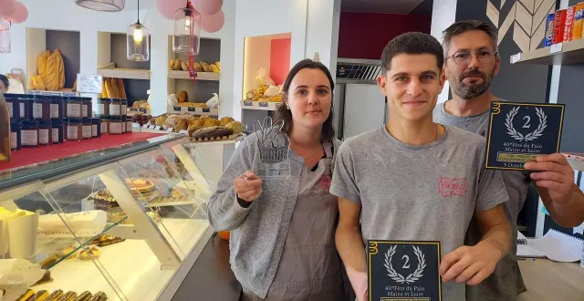 photo  adeline fromageau (ici à gauche) au sein de la boulangerie crombez, des garennes-sur-loire, près d’angers.  &copy;  ouest-france 