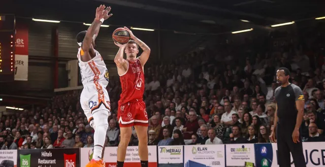 photo  nathan de sousa, qui shoote ici devant shannon bogues, fait une très belle saison. mais samedi, il a raté son money-time.  &copy;  ouest-france 