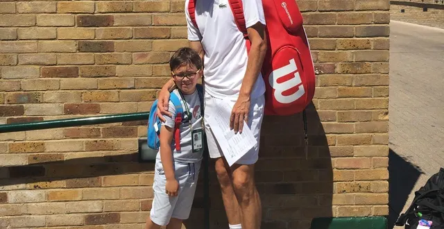 photo  en juillet 2018, natanel mahut a alors 7 ans quand il découvre la plaque qui orne le court n° 18 de wimbledon du match le plus long de l’histoire.  &copy;  ouest france 