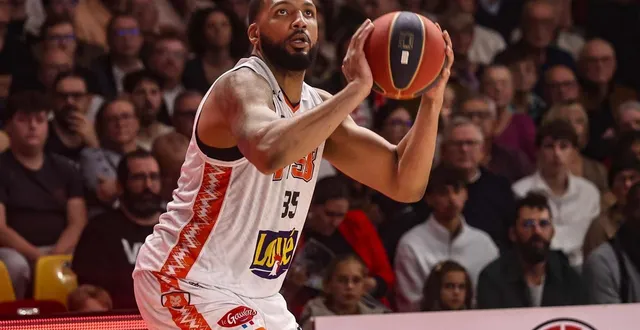 photo  face à cholet, tashawn thomas a su exploiter les fenêtres de tir, notamment à 3 points !  &copy;  melvyn augas / ouest-france 