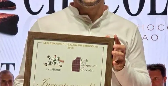 photo  damien vétault lors de la remise de récompense, ce week-end, au salon du chocolat porte de versailles, à paris.  &copy;  damien vétault 