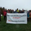 photo les adhérents sont contre le projet de zone d’activité économique et logistique sur le hameau des cohernières ont manifesté, samedi 1er novembre 2025, sur un rond-point sur l’échangeur autoroutier de connerré (sarthe).
