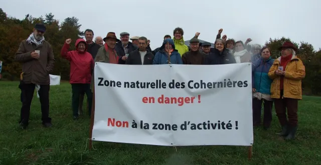 photo  les adhérents sont contre le projet de zone d’activité économique et logistique sur le hameau des cohernières ont manifesté, samedi 1er novembre 2025, sur un rond-point sur l’échangeur autoroutier de connerré (sarthe).  &copy;  ouest-france 