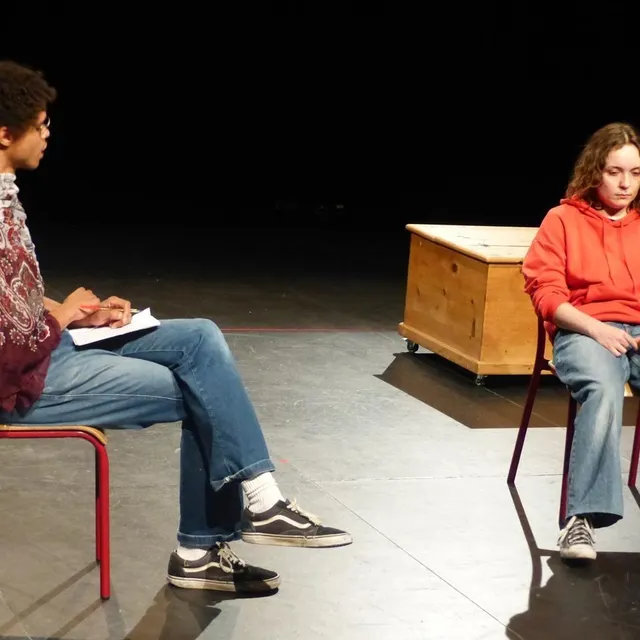 photo le chaperon rouge reste muette chez sa psy.  ©  ouest-france