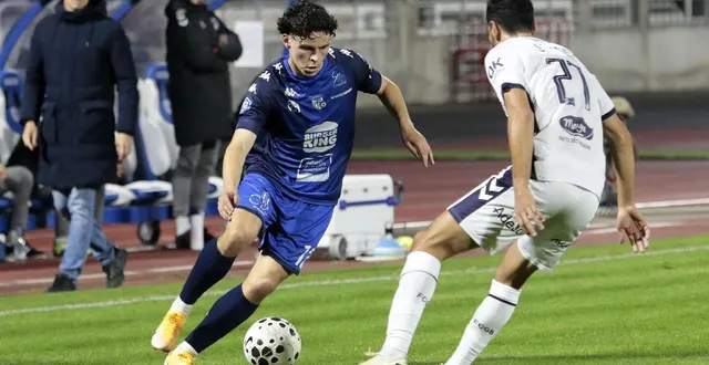 photo  dans son couloir droit, le chauraisien mathéo guiheneuf, ici face à l’unique buteur du match (0-1), le bordelais steve shamal, ne se contente pas de défendre.  &copy;  co - benoit felace 