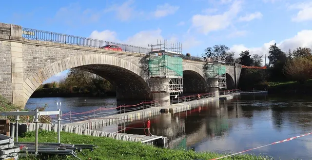 photo  le chantier de l’installation de deux passerelles aux abords du pont de noyen-sur-sarthe se poursuit.  &copy;  ouest-france 