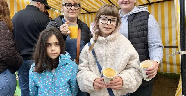 photo  bénédicte et ophélie, deux mamans, ont bu un verre de soupe, ce dimanche 2 novembre à l’arche de la nature, près du mans, à l’occasion de la fête de la pomme et des saveurs d’automne.  &copy;  le maine libre 