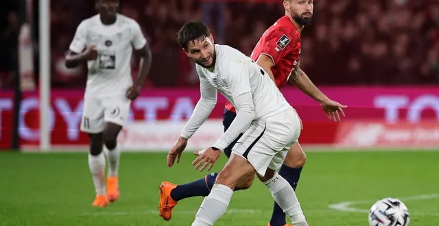 photo  jordan lefort, ici au duel avec olivier giroud.  &copy;  afp 