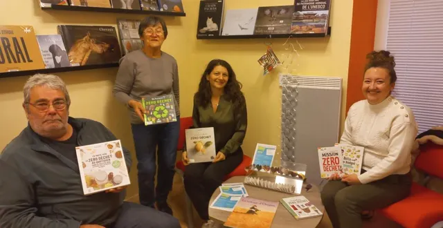 photo  la bibliothèque de la cornuaille propose une animation du recyclage des vieux livres en surprenantes décorations.  &copy;  co 