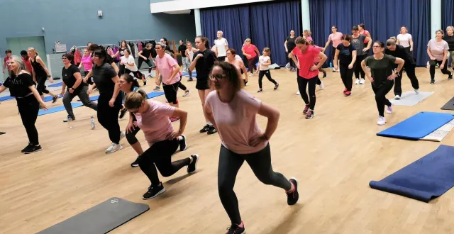 photo  environ 70 personnes, dont deux messieurs, ont participé à une soirée sport en soutien à octobre rose.  &copy;  le maine libre 