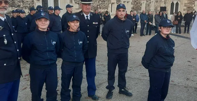 photo  de gauche à droite, le colonel pierre-arnaud cresson, les jeunes romane plumejault et océane mosset rouault, le major jacques pengam et le jeune franck le marchand.  &copy;  ouest-france 
