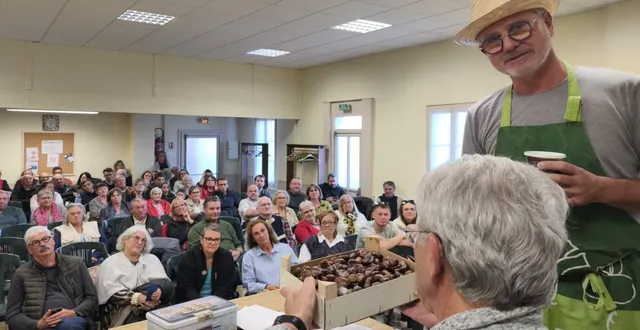 photo  thibaud talibard se retourne vers le trésorier jacques prêle, pour une pesée de châtaignes.  &copy;  ouest-france 